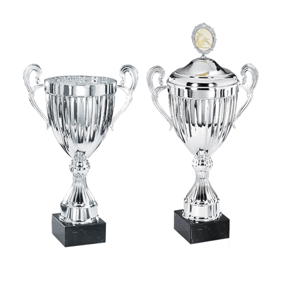 Silverfärgad pokal med handtag, svart marmorsockel.